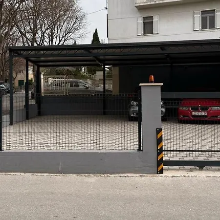 Idro Directly At The سبليت